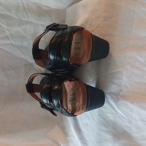 Rockport Cobb Hill collection Aubrey CH t strap heels - Picture 9 of 12